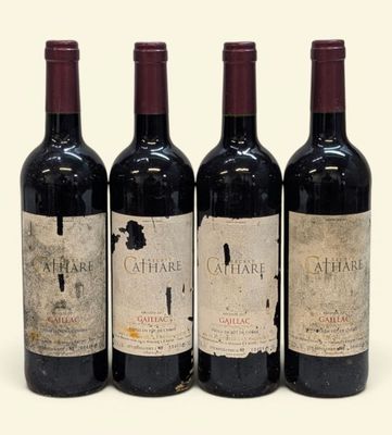 trois bouteilles de vin sont alignées sur une surface blanche
