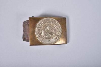 une boucle de ceinture en or sur laquelle est posée une pièce d'argent