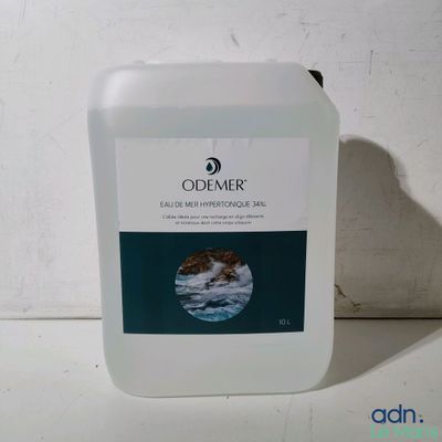 une bouteille de liquide posée sur une table