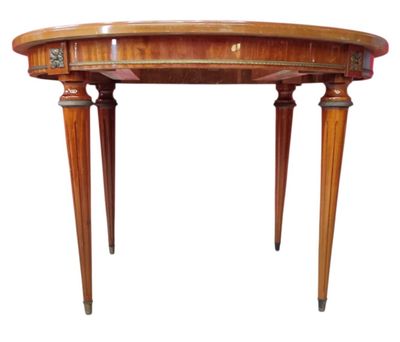 l'image d'une table en bois surmontée d'un tiroir