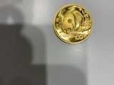 une pièce d'or posée sur une table blanche