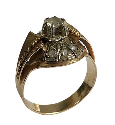 l'image d'une bague en or ornée d'un diamant