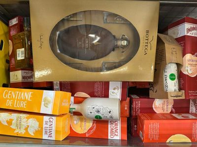 une vitrine présentant divers articles en vente dans un magasin