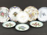 de nombreuses assiettes aux motifs variés, disposées sur un fond noir