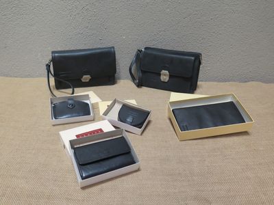 Plusieurs morceaux de cuir noir sont posés sur une table