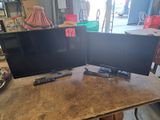 deux téléviseurs posés sur une table, avec leurs télécommandes