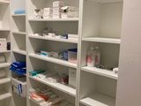 des étagères dans une salle de pharmacie, sur lesquelles sont disposés des stocks de médicaments