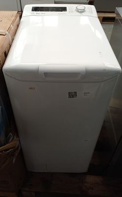 un lave-linge et un sèche-linge blancs posés à même le sol