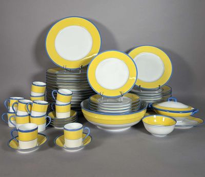 Des assiettes et des tasses jaunes et blanches sont empilées les unes sur les autres