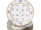 quatre assiettes ornées de motifs floraux sont empilées les unes sur les autres
