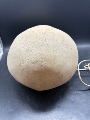 une pierre et une paire de lunettes posées sur une table