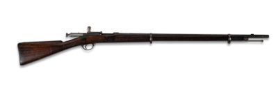 un fusil avec un canon en bois sur fond blanc