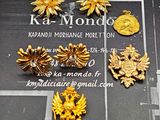 de nombreux bijoux en or exposés sur une table