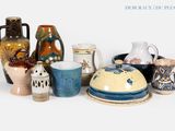 de nombreux types de vases et de bols sur la table