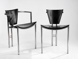une paire de chaises noires et chromées sur fond blanc