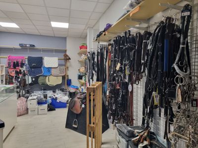 une pièce remplie d'une grande variété de cuirs