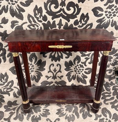 Console en bois teinté à colonnes détachées.