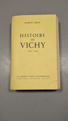 un livre jaune posé sur une table grise