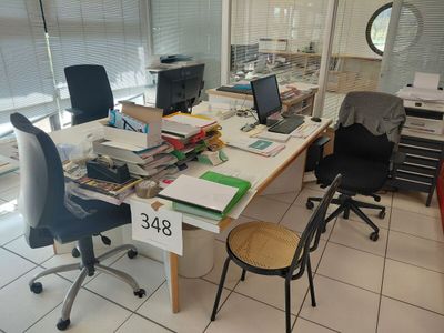 un bureau avec une chaise et un ordinateur dessus