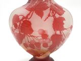 un vase en verre avec un motif rouge et blanc