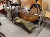 une table en verre sur laquelle repose un gros objet, au milieu d'une pièce