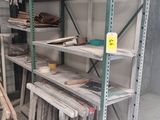 de nombreuses étagères qui se trouvent dans un garage et sur lesquelles sont posés des outils