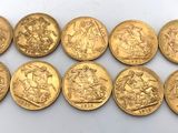 un groupe de six souverains d'or empilés les uns sur les autres