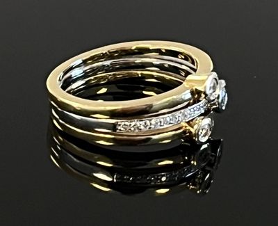Bague moderniste aux deux ors 750/00 ornée de petits brillan…