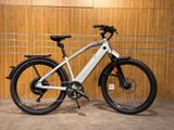 le vélo électrique est garé devant un mur en bois