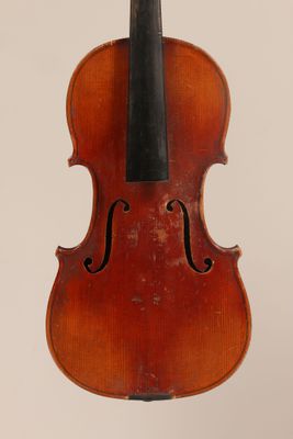 un vieux violon posé sur une surface blanche, avec un archet noir