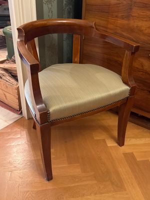 une chaise qui se trouve dans le coin d'une pièce