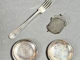 une fourchette, une cuillère et une assiette sur une table