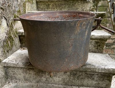 un grand pot posé sur quelques marches