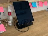 un ordinateur portable posé sur un bureau en bois