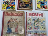 quatre livres sont alignés sur une surface blanche