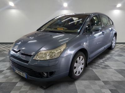 la photo d'une voiture garée dans un garage