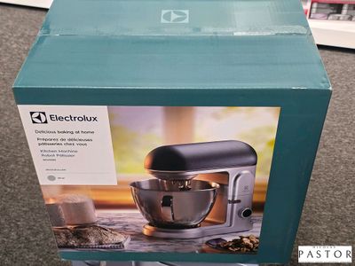 une boîte contenant un mixeur, posée sur une table