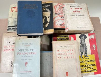 un grand nombre de livres posés sur une table