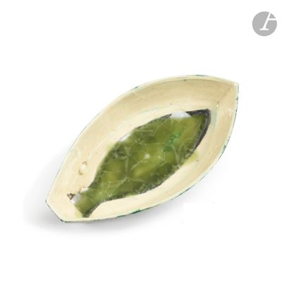 un petit bol contenant une feuille verte