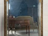 un grand miroir posé par terre