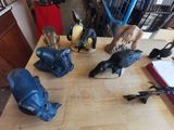 une table sur laquelle sont posées plusieurs têtes d'animaux
