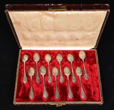 six cuillères en argent dans un coffret doublé de velours