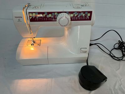une machine à coudre posée sur une table