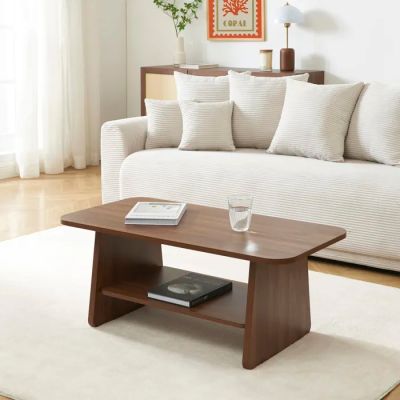 un canapé blanc et une table basse dans un salon