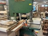 une machine qui se trouve dans une pièce où il y a de nombreuses pièces de bois