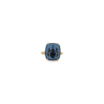 une image représentant une bague avec une pierre bleue au centre