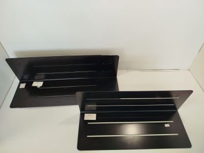 deux plateaux noirs posés sur une table