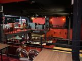 des tables et des chaises dans une pièce aux murs rouges et au plafond noir