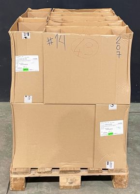 un grand carton posé sur une palette dans un entrepôt