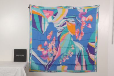 LEONARD - Grand carré en mousseline de soie à décor floral p…